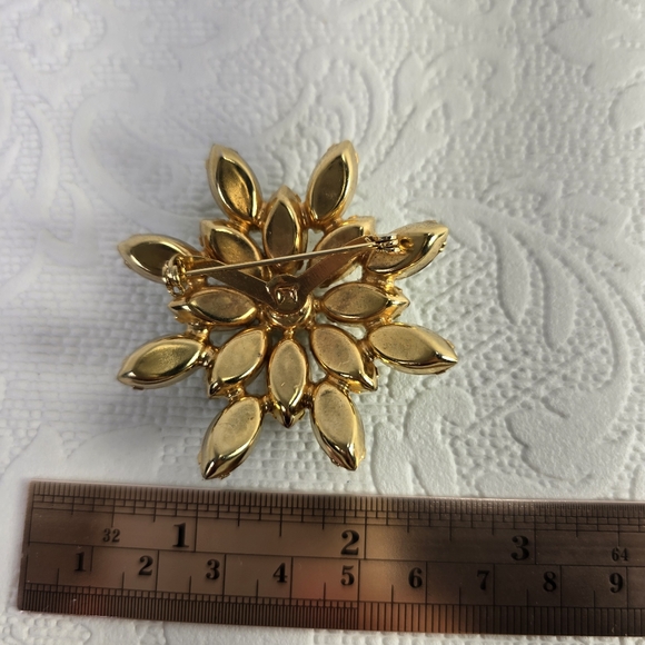 VINTAGE Green Vaseline Uranium Glass Rhinestone Layered Brooch Glow Flower Pin - Picture 7 of 8